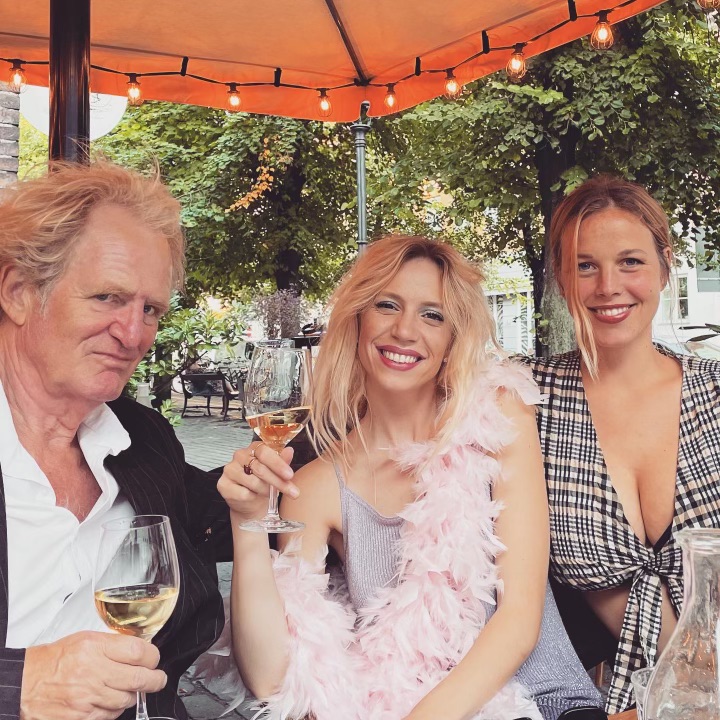Jennifer og Emma, med Claus